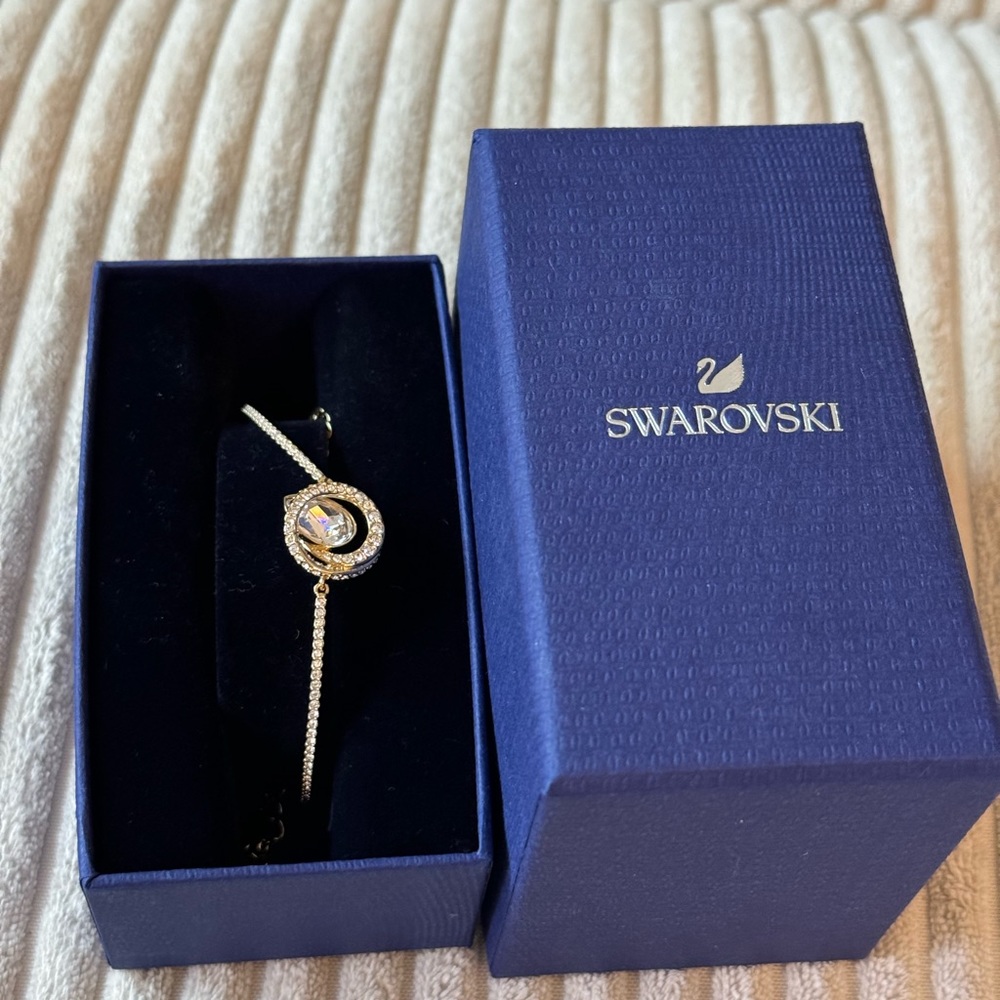 Swarovski - Generation bangle
White, Rose gold-tone plated